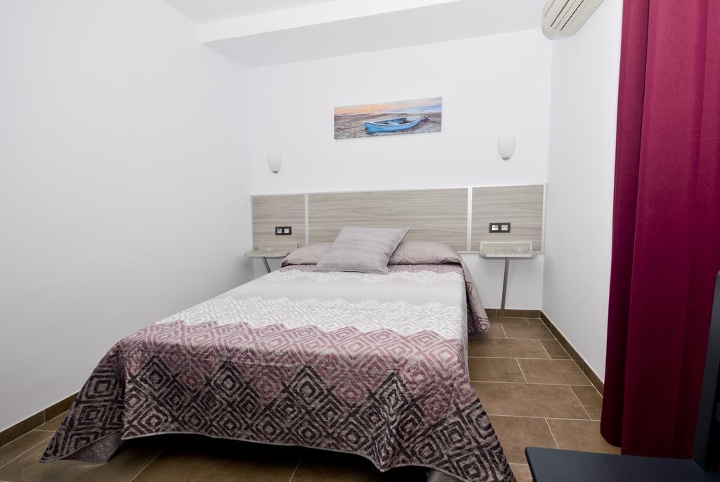 Hostal Maria Jose Conil De La Frontera Buitenkant foto
